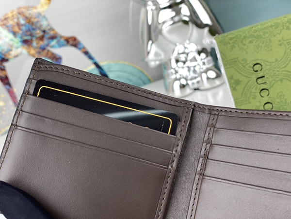 グッチ財布コピー着用イメージ